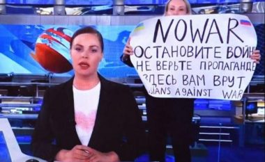 Redaktorja ruse protestoi live kundër pushtimit të Ukrainës, drejtori i lajmeve: Tradhti