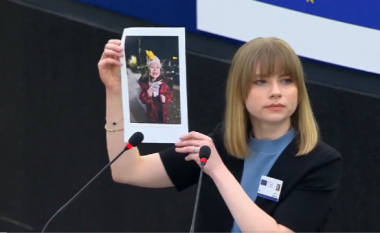 Me fotografinë e vajzës në dorë, refugjatja nga Ukraina jep mesazhin e fortë para syve të botës