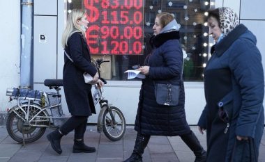 Rubla ka “shkrirë”, Rusia e pranon: Sanksionet po na rrënojnë