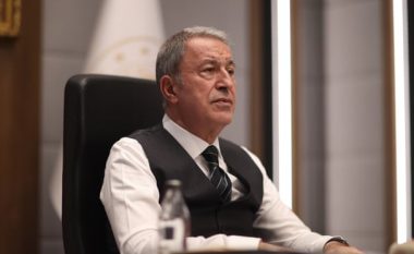 “Arsye humanitare”, Ministri turk i Mbrojtjes i kërkon homologut të tij rus armëpushim të menjëhershëm në Ukrainë