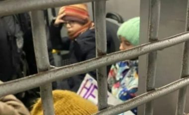 Policia ruse arreston fëmijët se protestuan kundër pushtimit të Ukrainës (VIDEO)