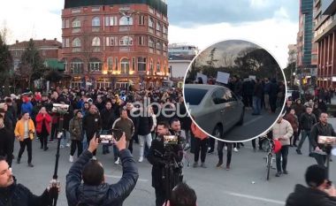 Shkodranët “derdhen” në rrugë kundër çmimit të naftës, protestuesit në Lushnjë përplasen me policinë (VIDEO)