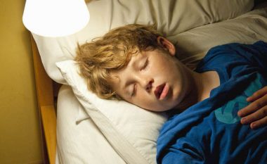 Paralajmërimi i mjekëve: Kurrë mos flini me dritën ndezur
