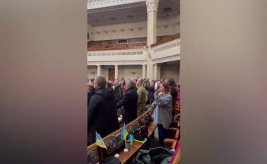 Me uniforma ushtarake, deputetët ukrainas mblidhen fshehurazi në Parlament dhe këndojnë himnin (VIDEO)