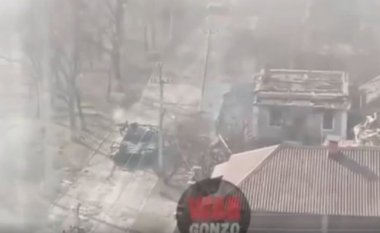 Rusët të pamëshirshëm ndaj civilëve, momenti kur tanku qëllon me  “breshëri” ndaj shtëpive (VIDEO)