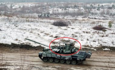 Çfarë janë dhe për çfarë shërbejnë “kapelet” e hekurit mbi tanket ruse