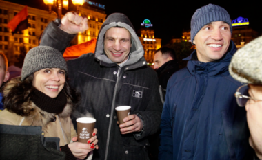 Të qeshur dhe me kafe në duar, Klitschko publikon pamjet nga ‘jeta e re’ në Kiev: Po i rikthehemi normalitetit (FOTO LAJM)