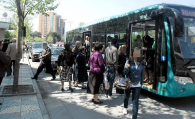 Pas tre ditësh Tirana pa autobusë, shoqata: Po na mbaron nafta