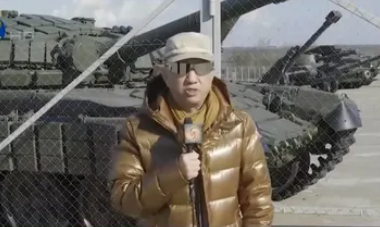 I vetmi, ky është gazetari kinez që raporton i pashqetësuar në krah të ushtarëve rusë (VIDEO)