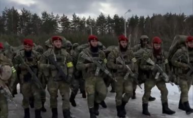 “Shejtanët po ju vijnë”, lideri çeçen poston pamjet e ushtarëve të armatosur rëndë drejt Ukrainës (VIDEO)