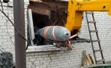 Momenti kur bombat ruse hiqen me kujdes nga banesat në Ukrainë (VIDEO)