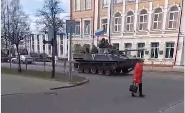 Rrotullim 180 gradë, tanket ruse “nisen për shtëpi”, dalin pamjet e para (VIDEO)