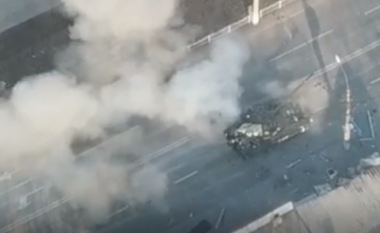 Tanku rus lëvizte mes Mariupolit, momenti kur goditet nga forcat ukrainase (VIDEO)