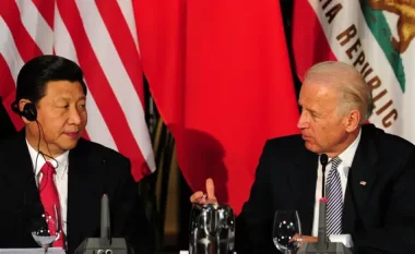Joe Biden paralajmëron Xi Jinping se Kina do të mbajë përgjegjësi nëse ndihmon Rusinë