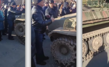 Ukrainasit nuk i tremben trupave rusë, dalin para tankut dhe këndojnë himnin ukrainas (VIDEO)