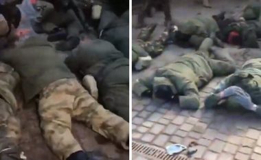 Momenti kur ushtarët ukrainas shtrinë rusët përtokë në Kharkov (VIDEO)