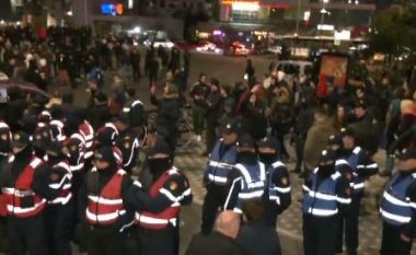 Protestuesit te Zogu i Zi, policia thirrje: Lironi rrugën, përndryshe veprojmë (VIDEO)