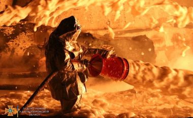 Sulmi rus në depon e naftës, zjarrëfikësit ukrainas në “luftë” me flakët (FOTO LAJM)