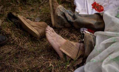 BBC/ Dëshmitë e familjarëve që kthehen në Bucha për të identifikuar trupat e pajetë: Djalin e njoha nga këmbët… (FOTO LAJM)