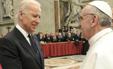 Papa po planifikon të vizitojë Ukrainën, ky është reagimi i Biden