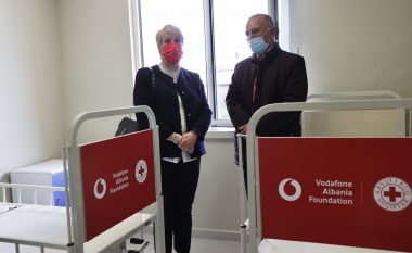 Fondacioni Vodafone Albania dhe Kryqi i Kuq ofrojnë krevatë të specializuar në Spitalin Pediatrik të Sarandës