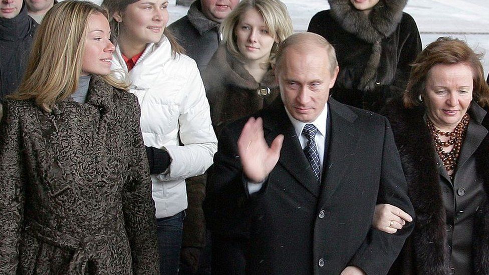 Maria (majtas ) në zgjedhjet e Rusisë 2007 me prindërit e saj