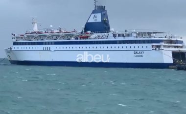 2 orë në det të hapur, ankorohet në portin e Vlorës trageti i ardhur nga Brindisi (VIDEO)