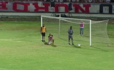I çmendur: Tifozi hyn në fushë dhe i tregon portierit se si të shpëtojë portën (VIDEO)