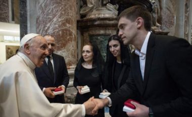 Kryebashkiaku ukrainas që u mor peng nga rusët merr pjesë në meshën e Pashkëve në Vatikan