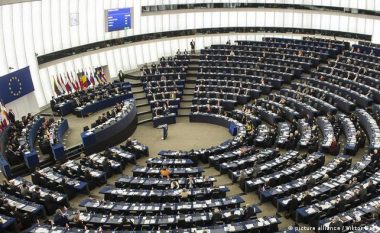 Parlamenti Evropian miraton rezolutën, bën thirrje për embargo të plotë ndaj naftës, qymyrit dhe gazit rus