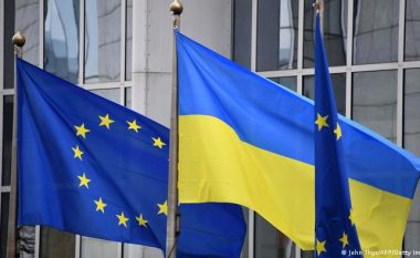 Ukraina plotëson pyetësorin për marrjen e statusit kandidat në BE