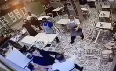 S’u lejuan të uleshin pa certifikatën COVID, 2 klientët “kthejnë përmbys” restorantin (VIDEO)