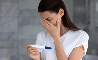 Mjekët ngrenë alarmin: Tokofobia po përhapet gjithnjë e më tepër, pse shumë gra kanë frikë të ngelin shtatzënë