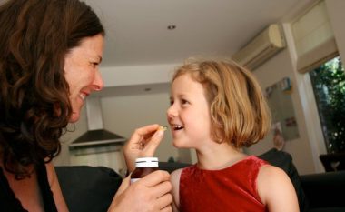 Mjaft u dhatë vitamina pa kriter fëmijëve, mjekët ngrenë alarmin: Po i sëmurni me duart tuaja