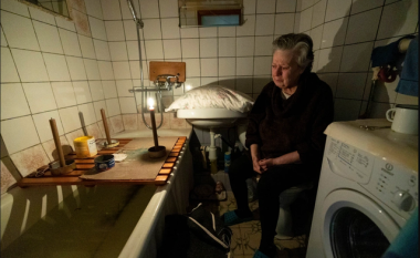 Gjyshërit në Ukrainë: Detyrohemi të flemë në banjë, është i vetmi ambient i pashkatërruar i shtëpisë