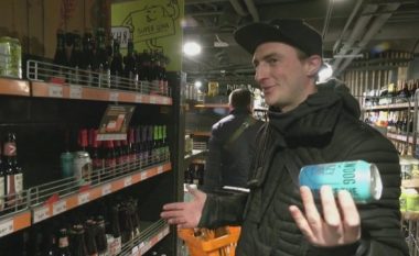 “Një birrë, të lutem”, banorët e Kievit i kthehen alkoolit për të harruar luftën