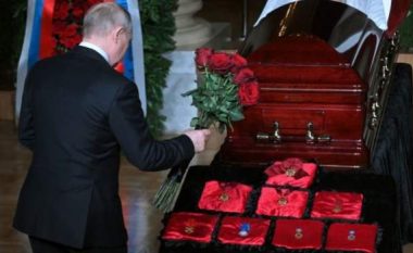 Putin shfaqet në publik duke vendosur lule mbi një arkivol (FOTO LAJM)