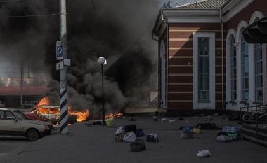 Sulmohen 5 stacione treni në Ukrainën qendrore dhe perëndimore