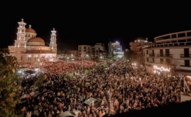 “Krishti u ngjall”, besimtarët ortodoksë festojnë Pashkët pas 2 vitesh pandemi (FOTO LAJM)