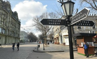 Rusia kërkon “kokën” e Zelenskyt në Kiev, kryeqyteti shpall shtetrrethim gjatë natës