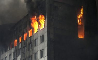 Forcat ruse nisin sulmet në Luhansk, dhjetra ndërtesa përfshihen nga flakët