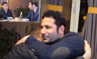 “Shqiptarët për shqiptarët”, Elvis Naçi pret në iftar djalin që ka nënën në koma: Nuk do të lëmë kurrë vetëm (VIDEO)