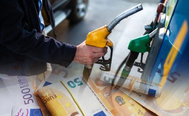 Çmimi i naftës bie me 5 për qind