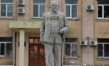 Rusët rikthejnë “Leninin” në qytetin e pushtuar ukrainas