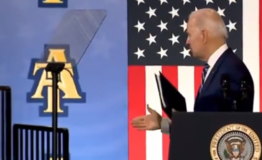 Hutohet Biden, tenton t’i shtrëngojë dorën “njeriut të padukshëm” (VIDEO)