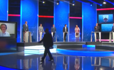 La emisionin në mes, momenti kur politikani rrëzohet (VIDEO)