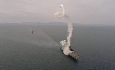 Rusia hedh 4 raketa në Detin e Zi dhe publikon pamjet (VIDEO)