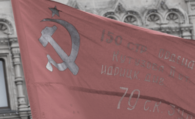 Zonat e pushtuara në Ukrainë, Rusët vendosin flamurin e fitores sovjetike të luftës së Dytë Botërore