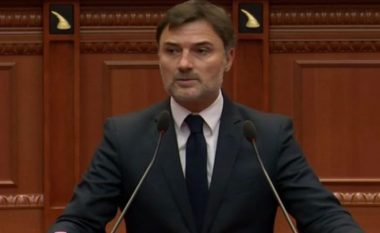 Alibeaj dorëzon në Kuvend rezolutën për dënimin e masakrës dhe genocidit serb në Kosovë