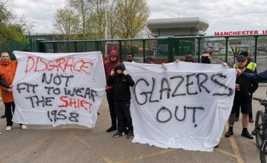Tifozët e Man United protestojnë jashtë qendrës stërvitore (FOTO LAJM)